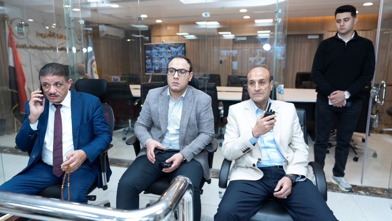 محافظ أسيوط يتابع تطورات حالة الطقس عبر مركز سيطرة الشبكة الوطنية للطوارئ